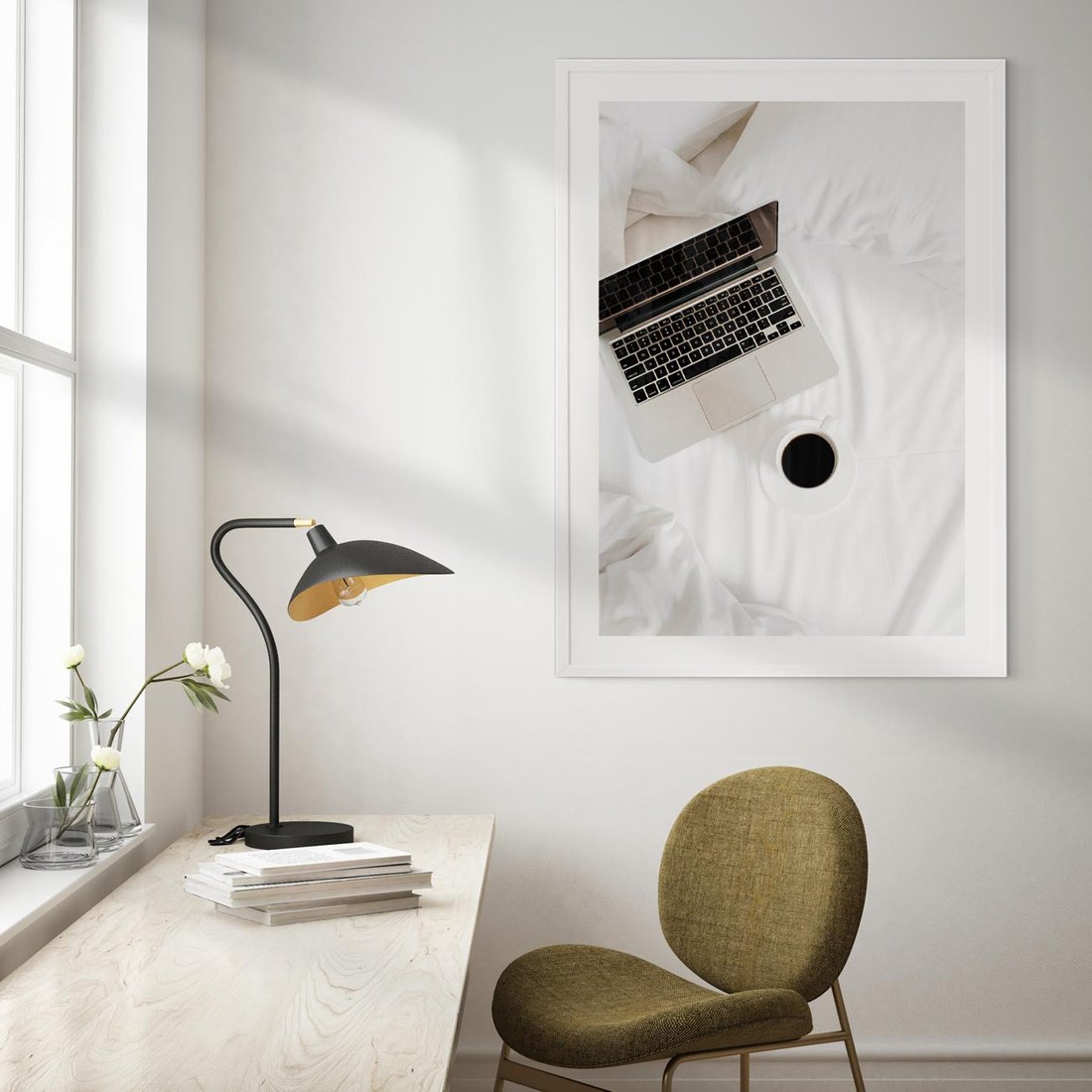 Plakat w ramie 50x70 - Relaks w Łóżku: Kawa i Laptop w Pościeli - komputer, na łóżku - rama biała