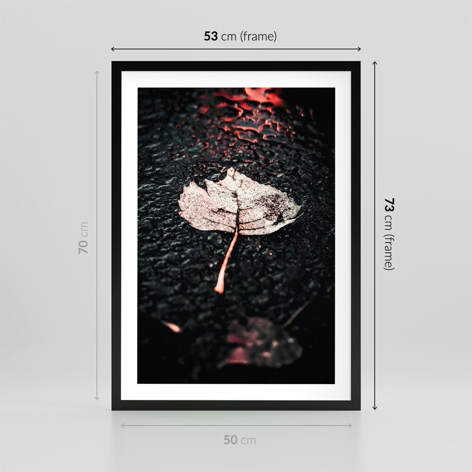 Plakat w ramie 50x70 - Jesień w Detalu: Liść na Mokrej Drodze - liść, jesień - rama czarna