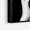 Obraz w ramie 50x70 - Czarna Elegancja - fotografia czarno biała, zbliżenie portret kobiety w czerni - rama czarna