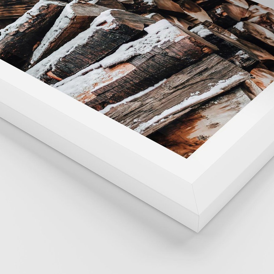 Plakat w ramie 50x70 - Zimowa Drewniana Idylla - drewno, kłody - rama biała