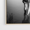 Obraz w ramie 50x70 - Kapiel w Mieście - czarno białe zdjęcie, kobieta wchodzi do wody - rama drewno