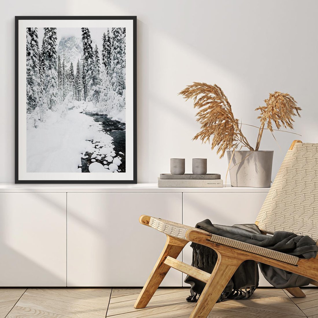 Plakat w ramie 40x50 - Spokój Zimowego Lasu w Górach - zima w lesie, w górach - rama czarna