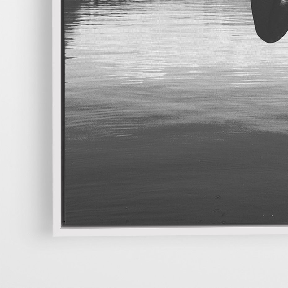 Obraz w ramie 70x100 - Beztroska Chwila - czarno biała fotografia, mężczyzna wesoło wskakuje do keziora w górach - rama biała