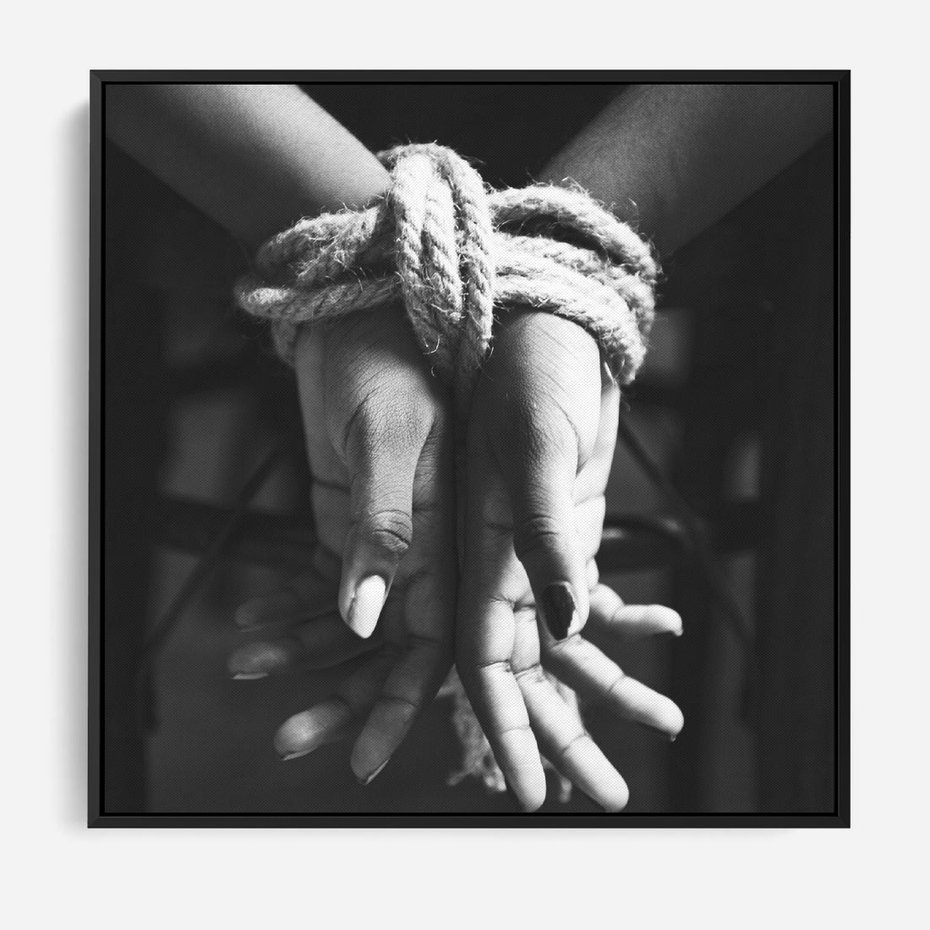 Obraz w ramie 50x50 - Splątane Uczucia - czarno biała fotografia, artystyczna - rama czarna