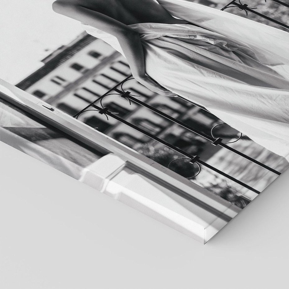 Obraz na płótnie 70x100 - Poranki w Paryżu - czarno białe zdjęcie, kobieta w prześcieradle na balkonie