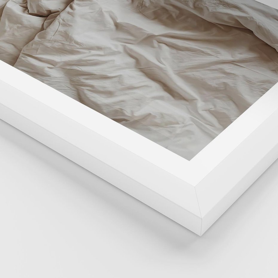 Plakat w ramie 50x70 - Spokojna Noc - biała pościel, zdjęcie do sypialni - rama biała