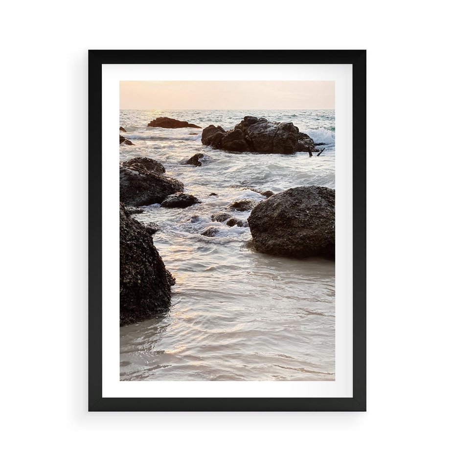 Plakat w ramie 50x70 - Dramatyczna Sceneria: Morze i Skały nad Brzegiem - fale, morze - rama czarna