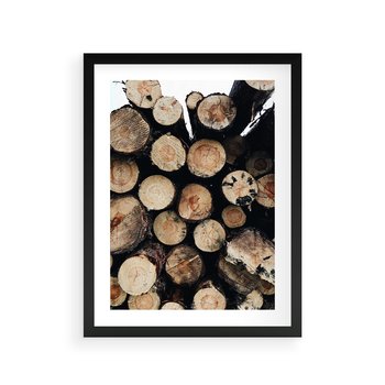 Plakat w ramie 50x70 - Siła Drewna - ścięte drewno, belki drewna ułożone jedna na drugiej - rama czarna