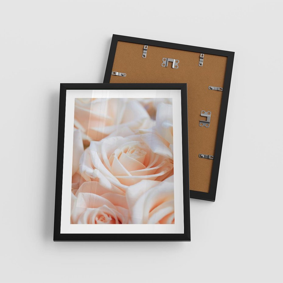 Plakat w ramie 40x50 - Aromatyczna Piękność - płatki herbacianej róży, kwiaty - rama czarna