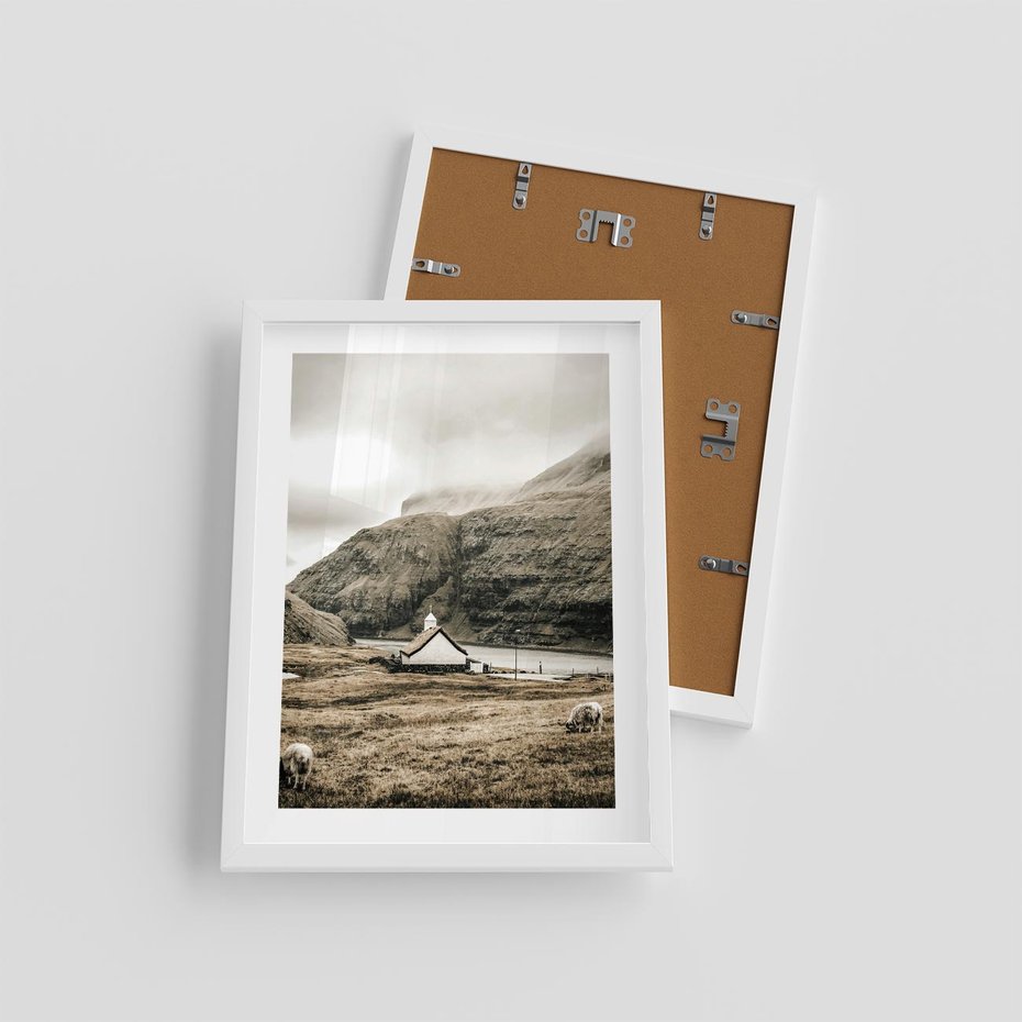 Plakat w ramie 30x40 - Kościół na Wzgórzu: Sepia Nostalgii - kościół w górach, na wzgórzu - rama biała