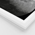 Plakat w ramie 30x40 - Kontrastowy księżyc w czerni i bieli - księżyc, czarno - rama biała