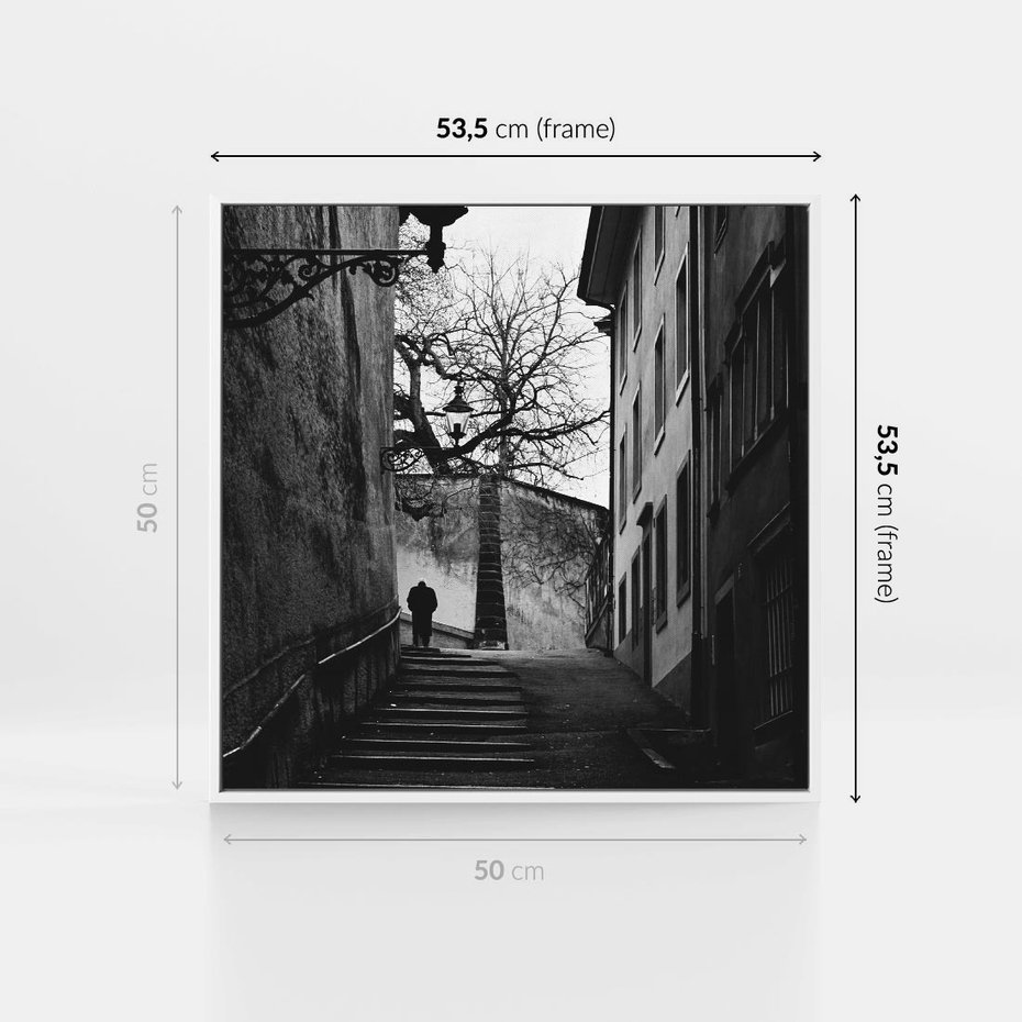 Obraz w ramie 50x50 - Ukryta Uliczka - czarno białe zdjęcie, schody - rama biała