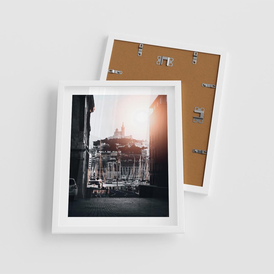 Plakat w ramie 40x50 - Światło Portowe - czarno białe zdjecie, uliczka w nadmorskim mieście - rama biała