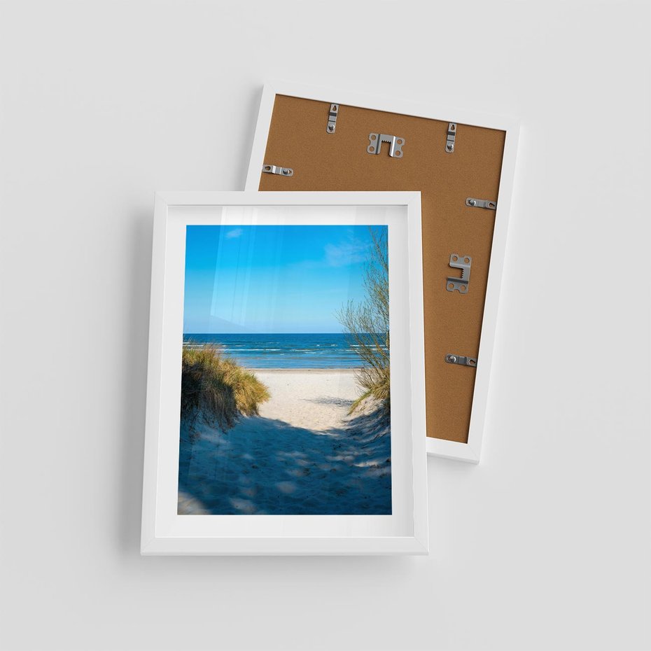 Plakat w ramie 30x40 - Spokój nad brzegiem morza - plaża, morze - rama biała