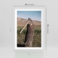 Plakat w ramie 50x70 - Rustykalna Praktyczność: Fotografia Siekiery - rustykalna fotografia, siekiera wbita w pieniek - rama biała