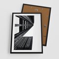 Plakat w ramie 50x70 - Geometryczna Asymetria - architektura, czarno białe zdjęcie - rama czarna