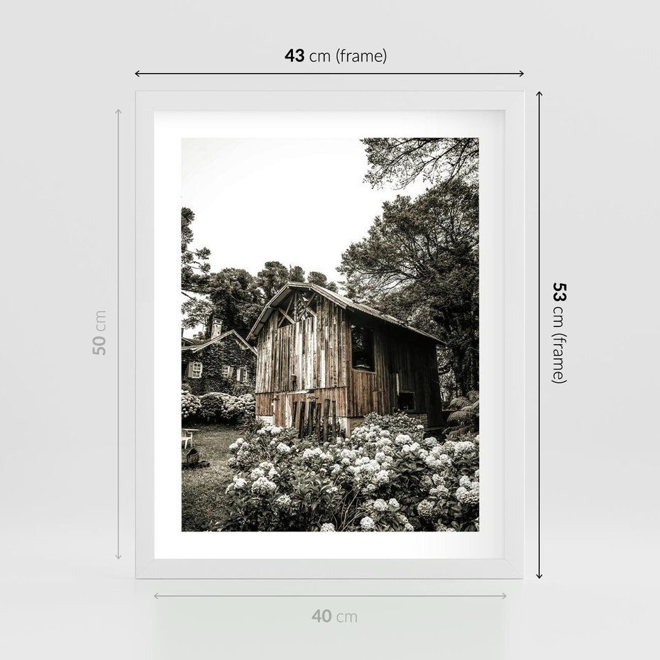 Plakat w ramie 40x50 - Oaza Uroku: Drewniana Chatka i Ogród - domek, ogród - rama biała