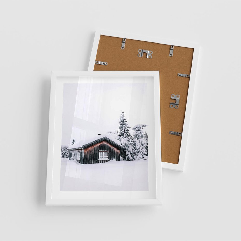 Plakat w ramie 40x50 - Zimowy Azyl: Domek w Górach - domek w górach, śnieg - rama biała