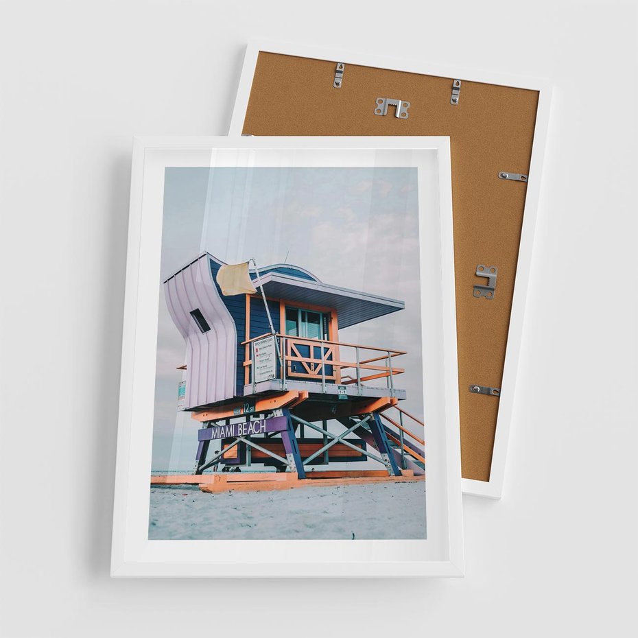 Plakat w ramie 50x70 - Plażowa Kolorystyka: Budka Ratownika w Pastelach - pastelowa budka ratownika, plaża Miami - rama biała
