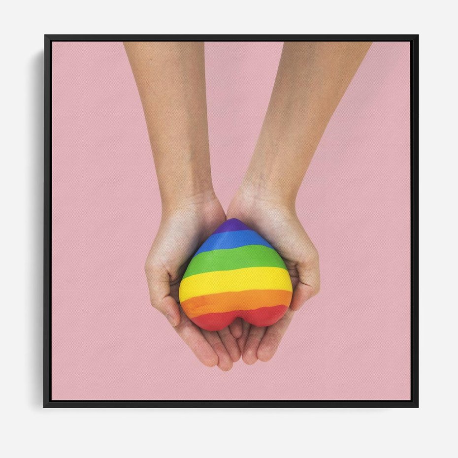Obraz w ramie 50x50 - Miłość na Dłoniach - zdjęcie, dłonie trzymają ulepione tęczowe serce - rama czarna