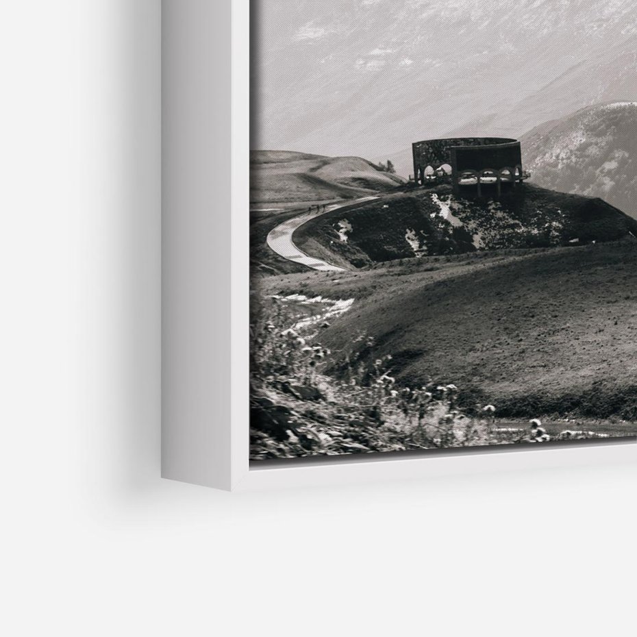 Obraz w ramie 80x80 - Wzgórza w Bieli - górski krajobraz, punkt widokowy - rama biała