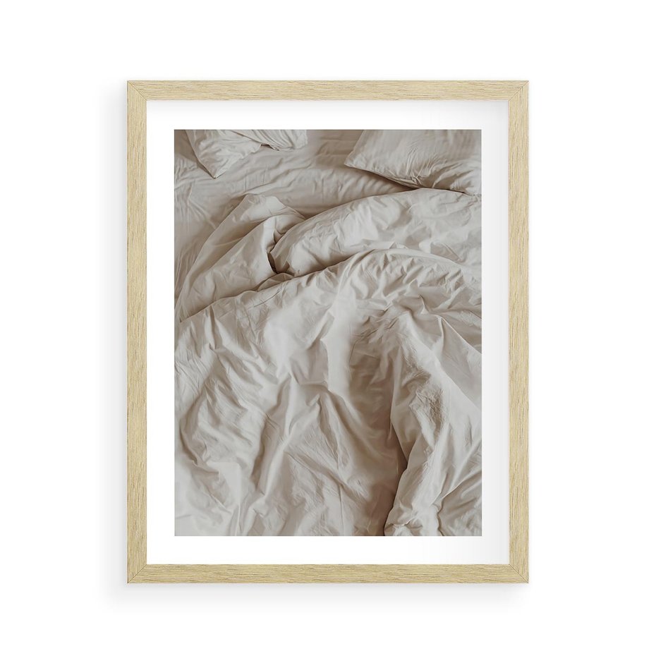 Plakat w ramie 40x50 - Spokojna Noc - biała pościel, zdjęcie do sypialni - rama drewno