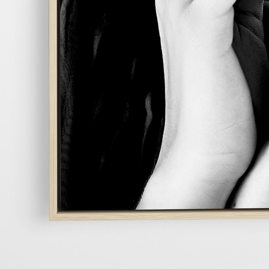 Obraz w ramie 50x70 - Czarna Elegancja - fotografia czarno biała, zbliżenie portret kobiety w czerni - rama drewno