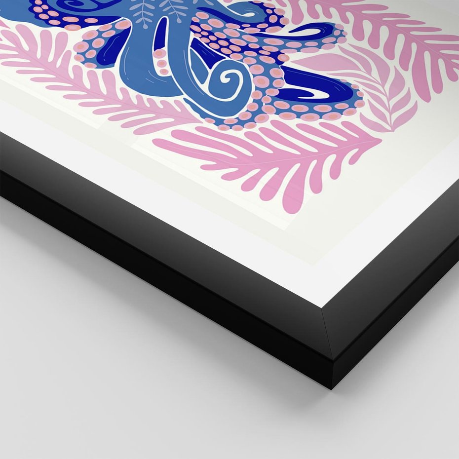 Plakat w ramie 50x70 - Rozkwitające marzenia - abstrakcyjna kompozycja, niebieska ośmiornica wśród różowej roślinnośći - rama czarna