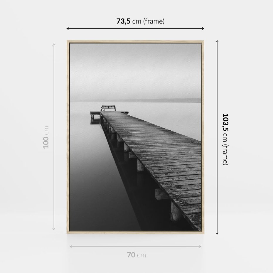 Obraz w ramie 70x100 - Mglista Perspektywa - czarno biała fotografia, drewniany pomost na jeziorze - rama drewno