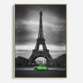 Obraz w ramie 70x100 - Paryskie Romantyczne Spotkanie - Eiffla, samochód - rama drewno