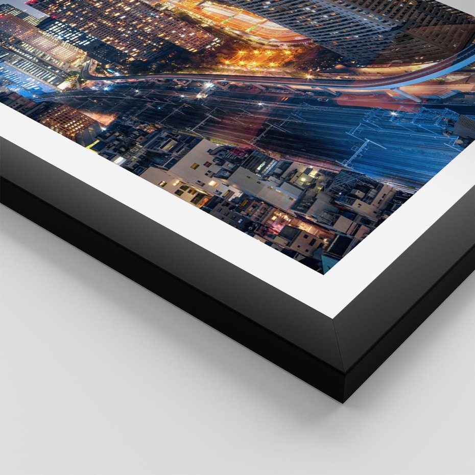 Plakat w ramie 50x70 - Miasto nocą z wieżowcami w tle - miasto, nocą - rama czarna
