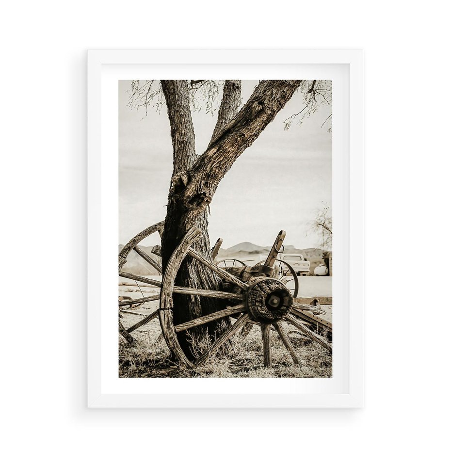 Plakat w ramie 50x70 - Rustykalna Tradycja - koło starego wozu, rustykalny styl - rama biała
