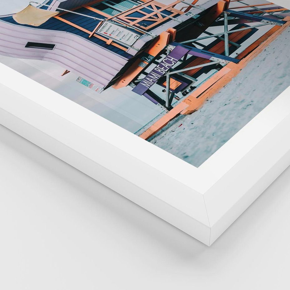 Plakat w ramie 50x70 - Plażowa Kolorystyka: Budka Ratownika w Pastelach - pastelowa budka ratownika, plaża Miami - rama biała