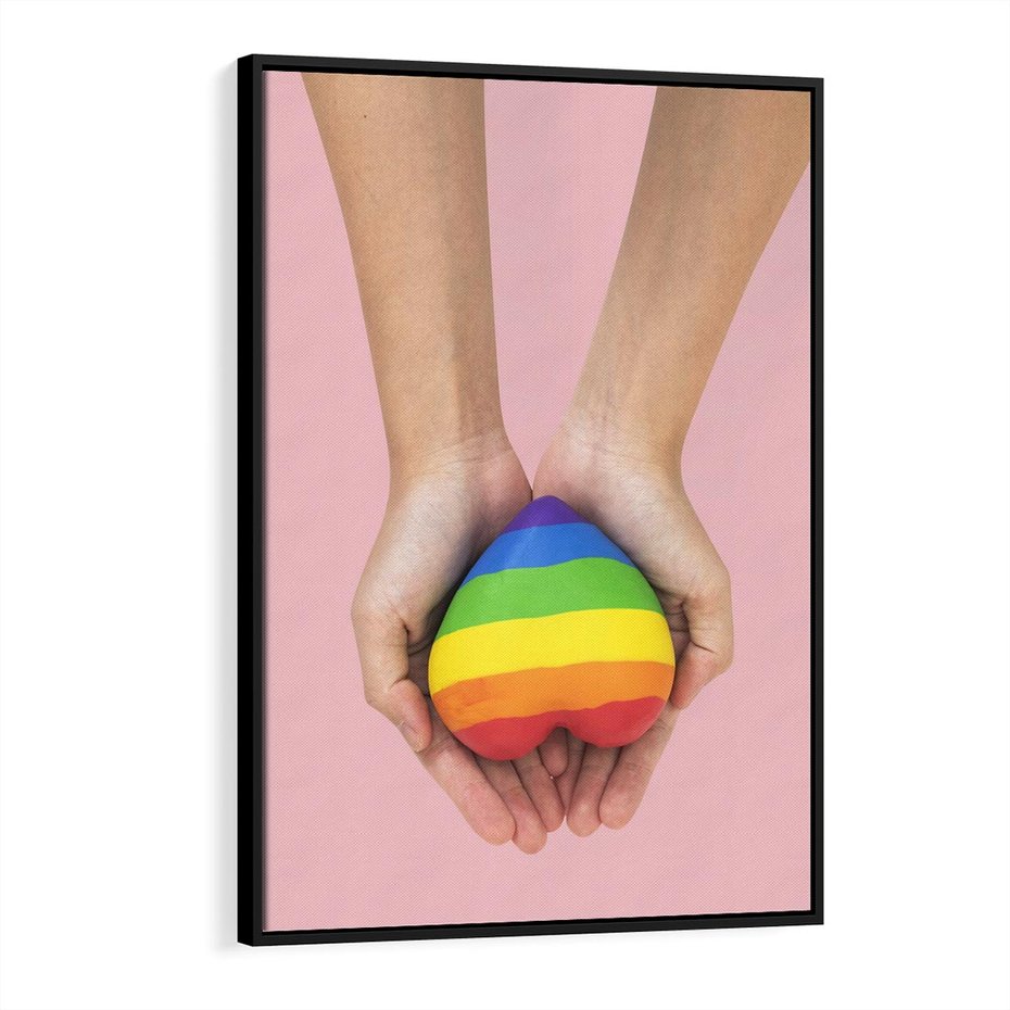 Obraz w ramie 70x100 - Miłość na Dłoniach - zdjęcie, dłonie trzymają ulepione tęczowe serce - rama czarna