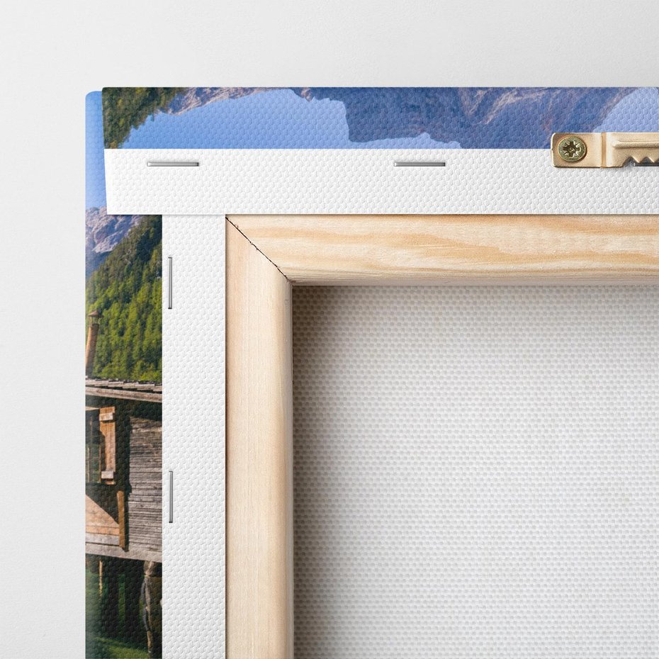 Obraz na płótnie 100x70 - Wzgórza i Jezioro: Urok Górskiej Przyrody - góry, jezioro