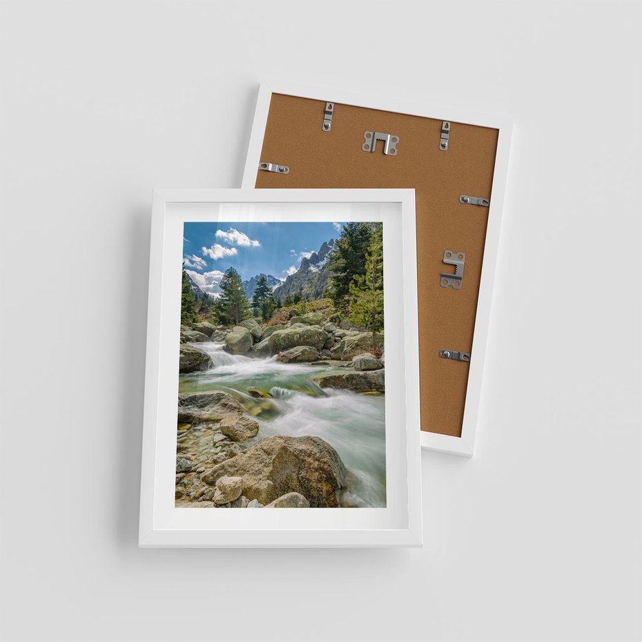 Plakat w ramie 30x40 - Górski strumyk w harmonii - strumyk, górski - rama biała
