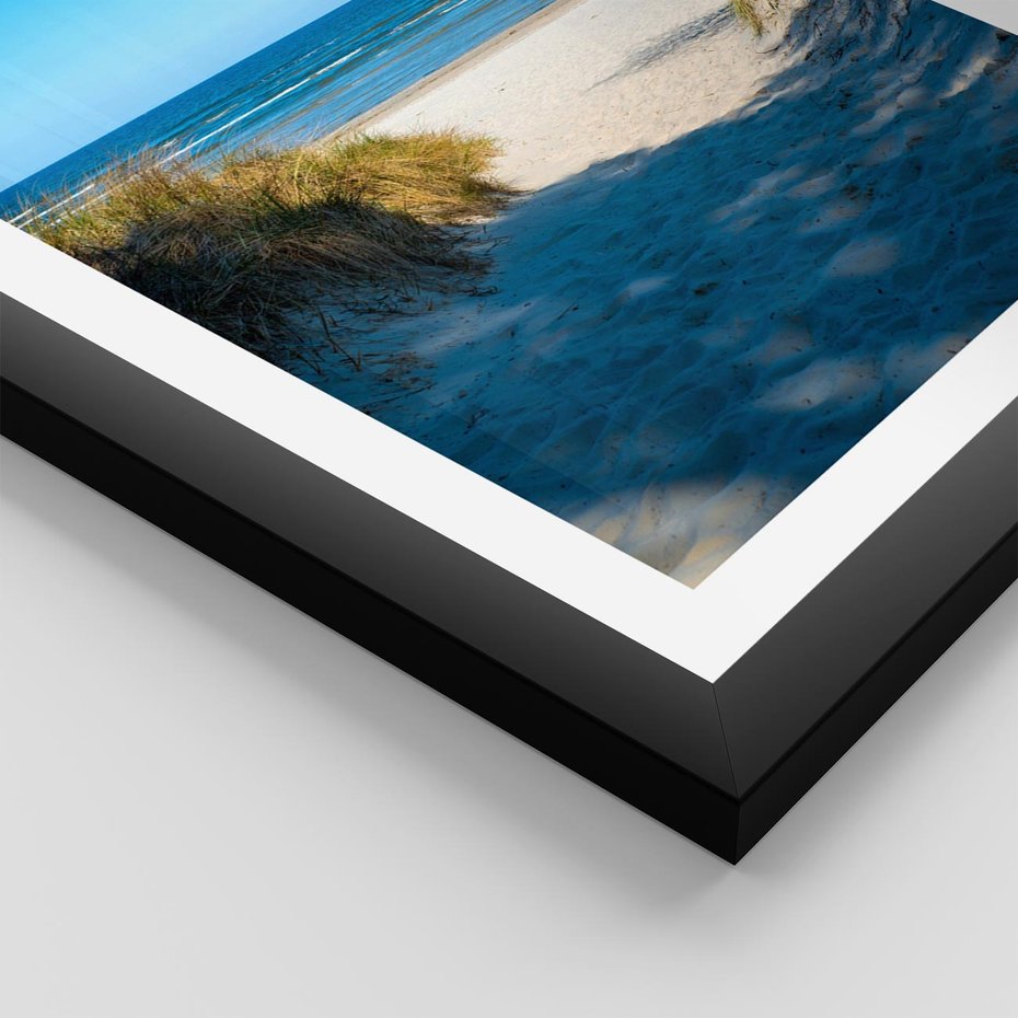 Plakat w ramie 40x50 - Spokój nad brzegiem morza - plaża, morze - rama czarna