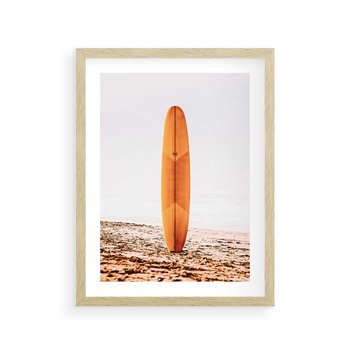 Plakat w ramie 30x40 - Deska w Piasku: Gotowa na Fale - plaża, pomarańczowa deska surfingowa wbita w piasek - rama drewno