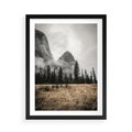 Plakat w ramie 50x70 - Mglisty Pejzaż Górski: Urok Niewidzialnośc - góry, krajobraz - rama czarna