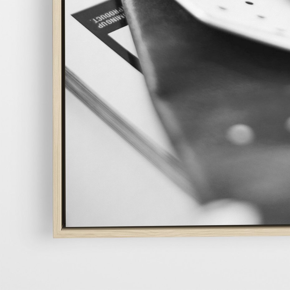 Obraz w ramie 70x100 - Makaroniki w Szarości - czarno biała fotografia, plakat - rama drewno