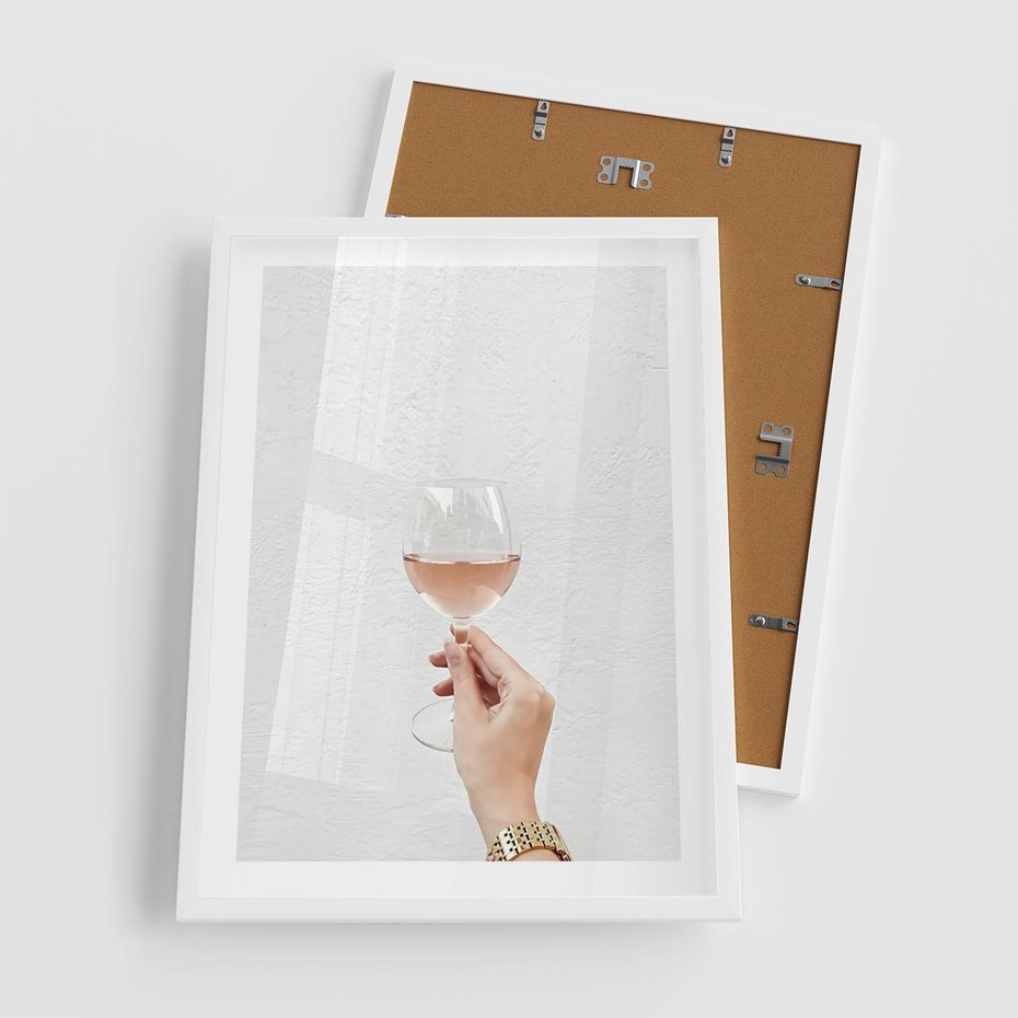 Plakat w ramie 50x70 - Kobieca Dłoń i Różowe Wino - kieliszek różowego wina, kobieca dłoń - rama biała