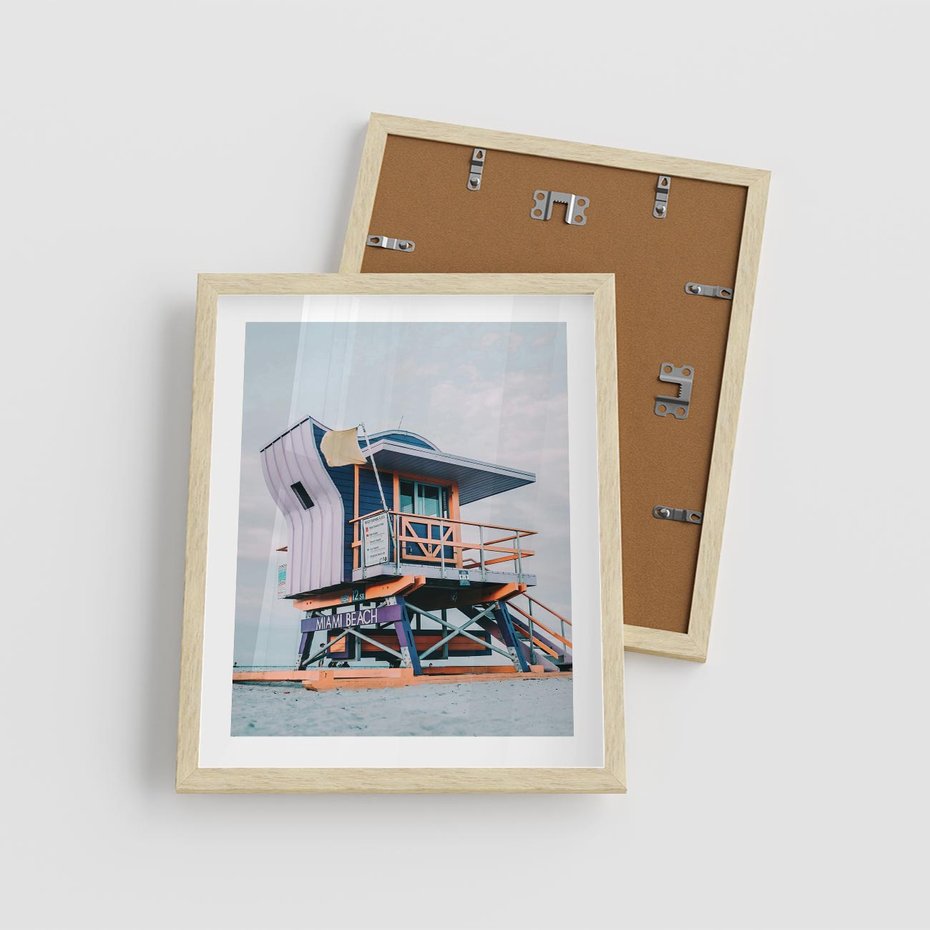 Plakat w ramie 40x50 - Plażowa Kolorystyka: Budka Ratownika w Pastelach - pastelowa budka ratownika, plaża Miami - rama drewno