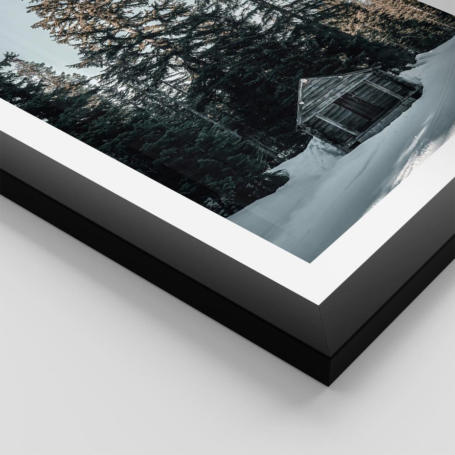 Plakat w ramie 30x40 - Chatka w Górach w Czasie Zimy - chatka w górach, zima - rama czarna