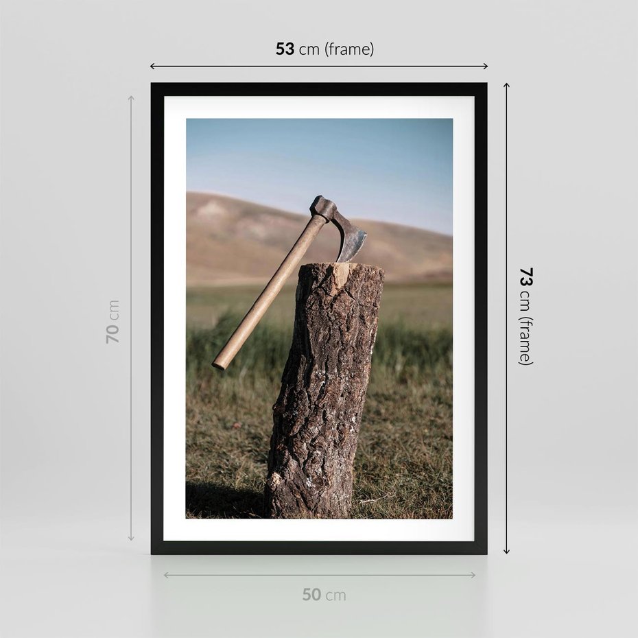 Plakat w ramie 50x70 - Rustykalna Praktyczność: Fotografia Siekiery - rustykalna fotografia, siekiera wbita w pieniek - rama czarna