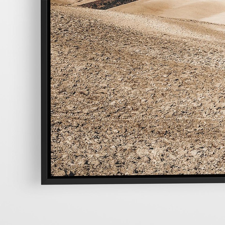 Obraz w ramie 100x70 - Refleksyjny taniec myśli - pustynny krajobraz, odcienie sepii - rama czarna