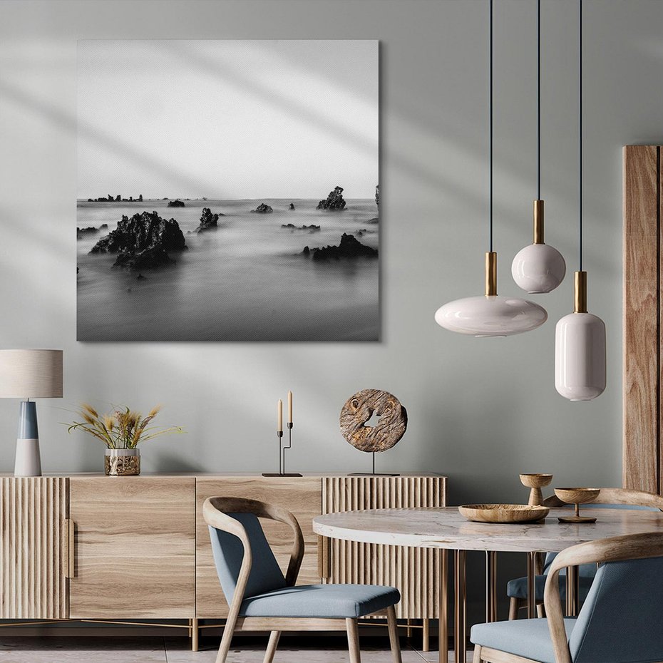 Obraz na płótnie 50x50 - Harmonia świateł i cieni - zamglona dzika plaża, skały na plaży