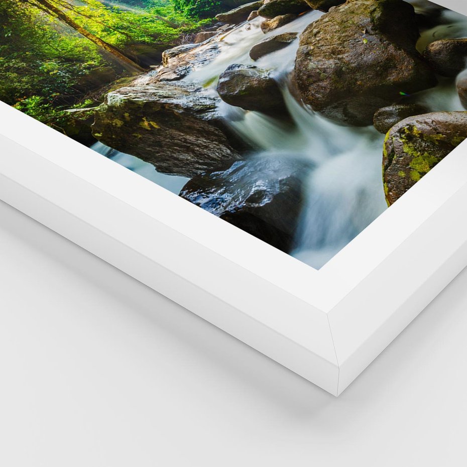 Plakat w ramie 40x50 - Idylliczny strumyk w urokliwym lesie - strumyk, las - rama biała