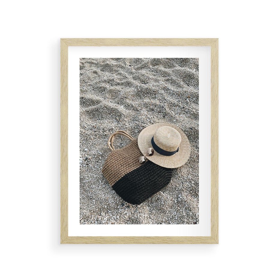 Plakat w ramie 30x40 - Plażowe Przygotowania - torba plażowa, kapelusz - rama drewno