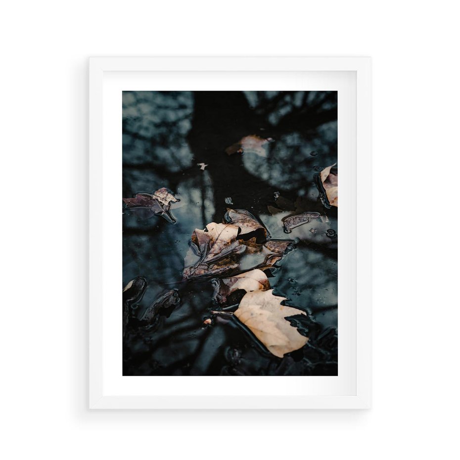 Plakat w ramie 40x50 - Jesienne Liście w Kałużach: Odbicie Natury - jesienne liście wkałuży, fotografia - rama biała