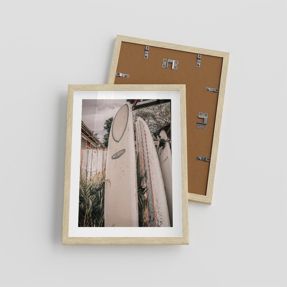 Plakat w ramie 30x40 - Deski Surfingowe czekają na Fale - deski surfingowe, stoją pod płotem - rama drewno